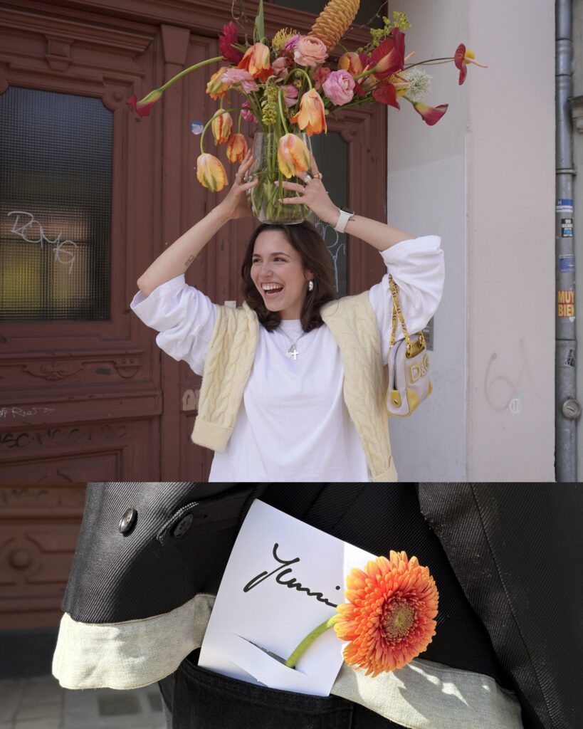 Frau trägt einen bunten Frühlingsstrauß auf dem Kopf und lächelt, vor einer alten Tür, daneben ein Close-up eines Blütenanhängers mit Yumi-Karte.