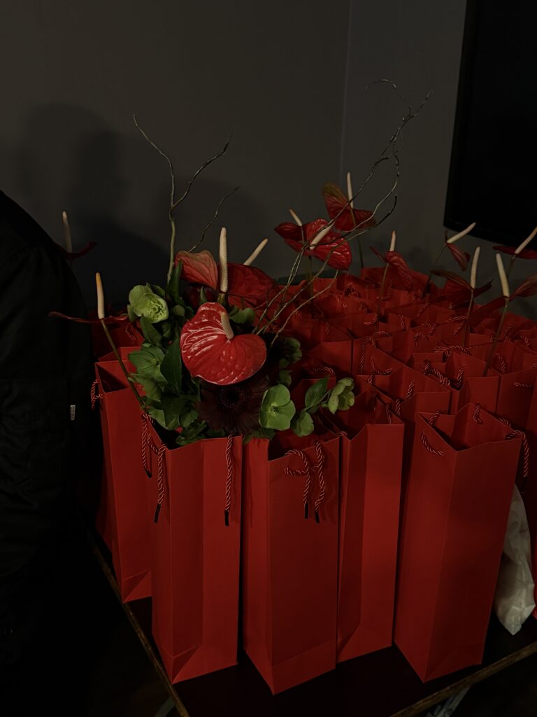 Anthurien en masse – rot auf rot auf rot, wie ein Pop-Art-Stillleben.